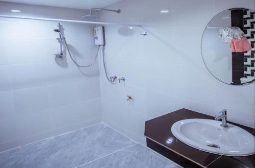 Vatchara Northgate Hotel Nakhon Sawan Exteriör bild