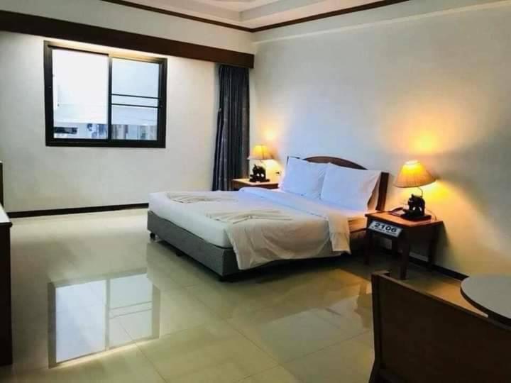 Vatchara Northgate Hotel Nakhon Sawan Exteriör bild