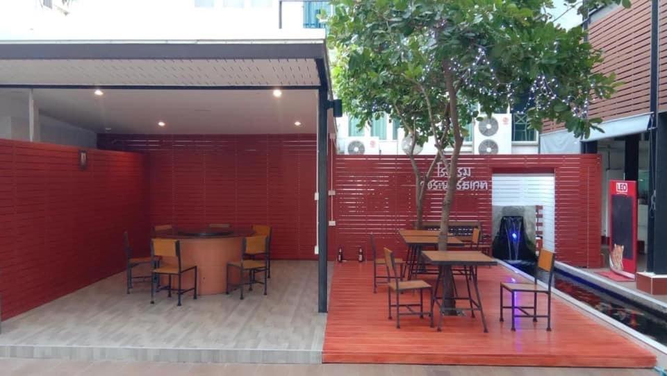 Vatchara Northgate Hotel Nakhon Sawan Exteriör bild